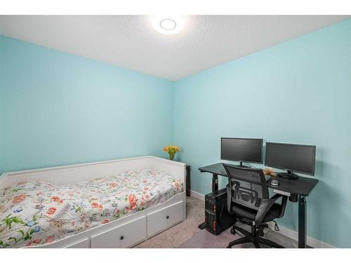 189 Cranfield Manor Se, Calgary, AB - Indoor Photo Showing Bedroom