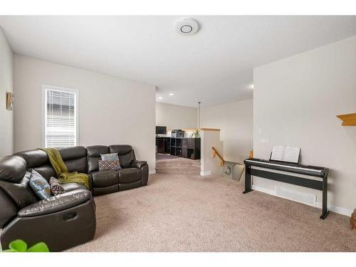 189 Cranfield Manor Se, Calgary, AB - Indoor Photo Showing Living Room