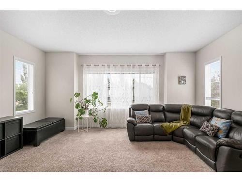 189 Cranfield Manor Se, Calgary, AB - Indoor Photo Showing Living Room