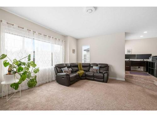 189 Cranfield Manor Se, Calgary, AB - Indoor Photo Showing Living Room