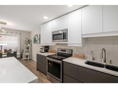 189 Cranfield Manor Se, Calgary, AB - Indoor Photo Showing Kitchen