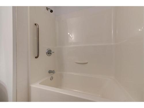 424-9820 165 Street, Edmonton, AB - Indoor Photo Showing Bathroom