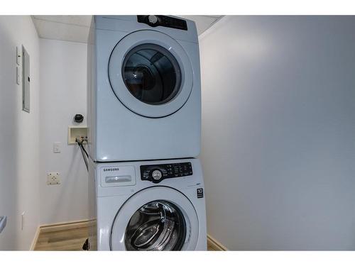 424-9820 165 Street, Edmonton, AB - Indoor Photo Showing Laundry Room