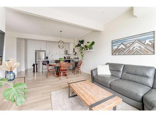 107 Crestridge Common Sw, Calgary, AB - Indoor Photo Showing Living Room