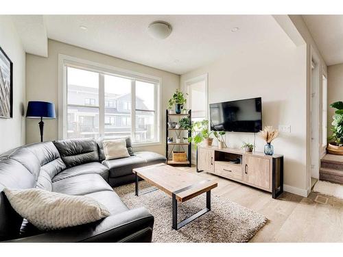 107 Crestridge Common Sw, Calgary, AB - Indoor Photo Showing Living Room