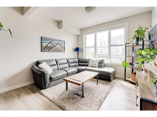 107 Crestridge Common Sw, Calgary, AB - Indoor Photo Showing Living Room