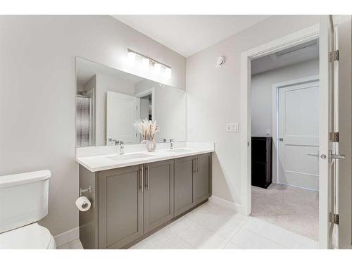 107 Crestridge Common Sw, Calgary, AB - Indoor Photo Showing Bathroom