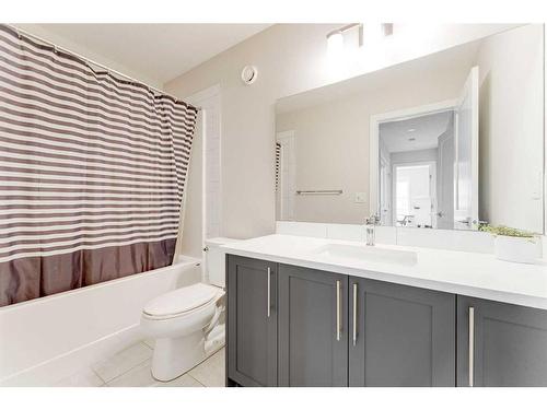 107 Crestridge Common Sw, Calgary, AB - Indoor Photo Showing Bathroom