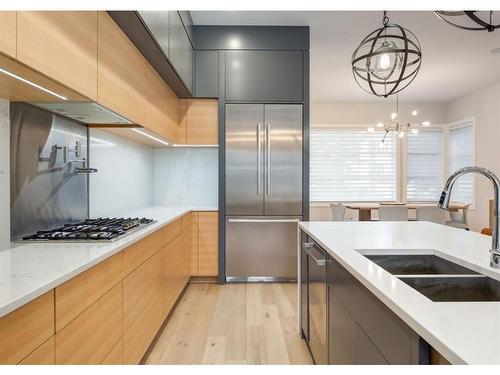 2539 7 Avenue Nw, Calgary, AB - Indoor Photo Showing Kitchen With Double Sink With Upgraded Kitchen