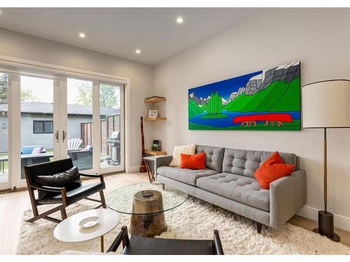 2539 7 Avenue Nw, Calgary, AB - Indoor Photo Showing Living Room