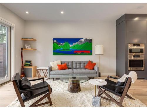 2539 7 Avenue Nw, Calgary, AB - Indoor Photo Showing Living Room