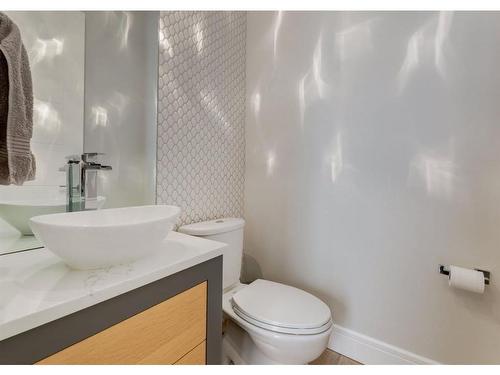 2539 7 Avenue Nw, Calgary, AB - Indoor Photo Showing Bathroom