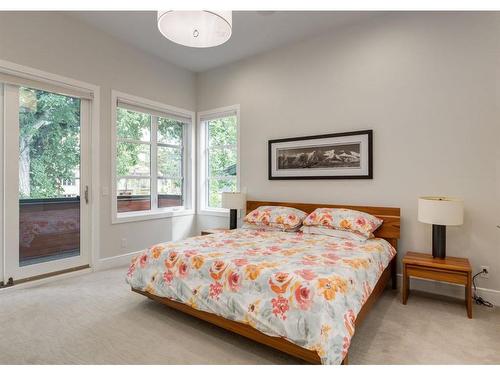 2539 7 Avenue Nw, Calgary, AB - Indoor Photo Showing Bedroom