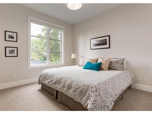 2539 7 Avenue Nw, Calgary, AB - Indoor Photo Showing Bedroom