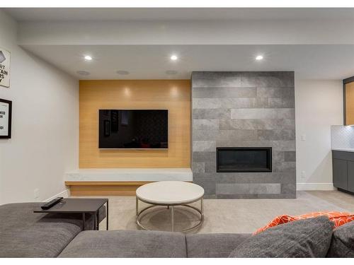 2539 7 Avenue Nw, Calgary, AB - Indoor Photo Showing Living Room With Fireplace