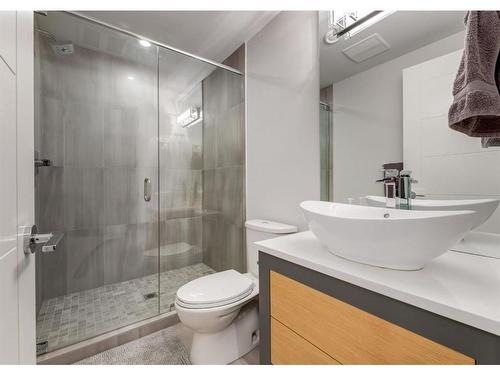 2539 7 Avenue Nw, Calgary, AB - Indoor Photo Showing Bathroom