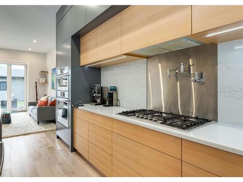 2539 7 Avenue Nw, Calgary, AB - Indoor Photo Showing Kitchen With Upgraded Kitchen