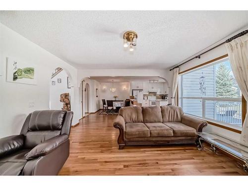 142 Harvest Creek Close Ne, Calgary, AB - Indoor Photo Showing Living Room