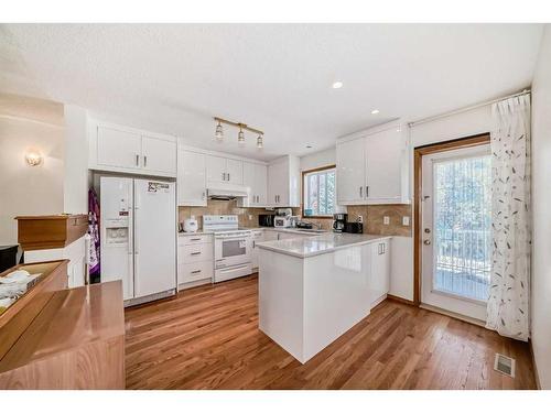 142 Harvest Creek Close Ne, Calgary, AB - Indoor Photo Showing Kitchen