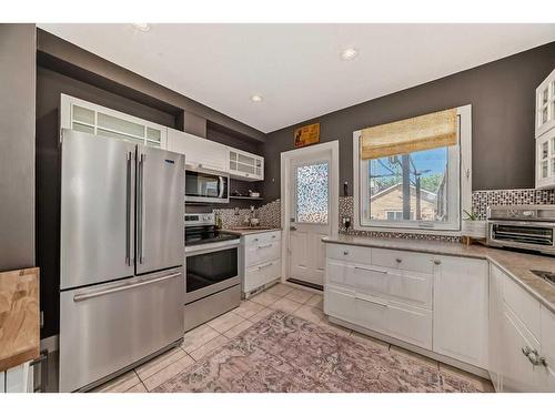 458 20 Avenue Nw, Calgary, AB - Indoor Photo Showing Kitchen