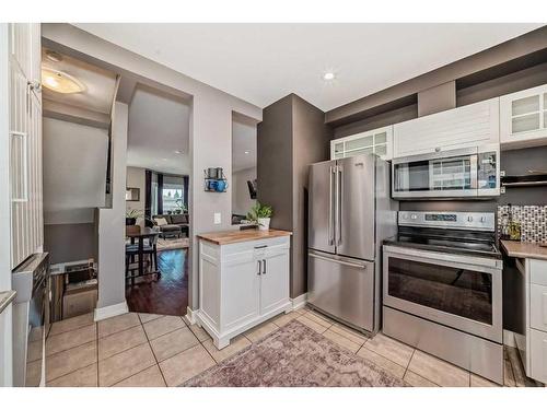 458 20 Avenue Nw, Calgary, AB - Indoor Photo Showing Kitchen