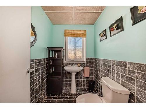 458 20 Avenue Nw, Calgary, AB - Indoor Photo Showing Bathroom