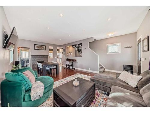 458 20 Avenue Nw, Calgary, AB - Indoor Photo Showing Living Room