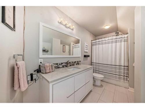 458 20 Avenue Nw, Calgary, AB - Indoor Photo Showing Bathroom