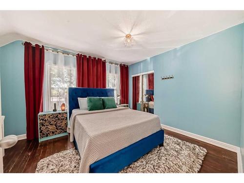 458 20 Avenue Nw, Calgary, AB - Indoor Photo Showing Bedroom