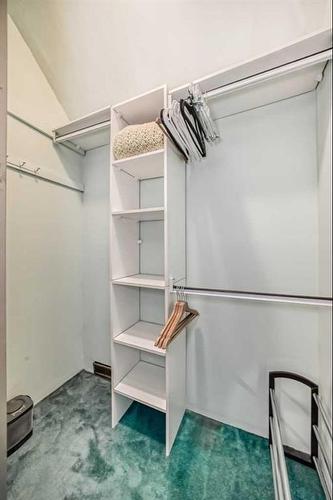 458 20 Avenue Nw, Calgary, AB - Indoor With Storage