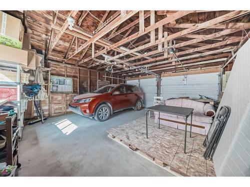 458 20 Avenue Nw, Calgary, AB - Indoor Photo Showing Garage