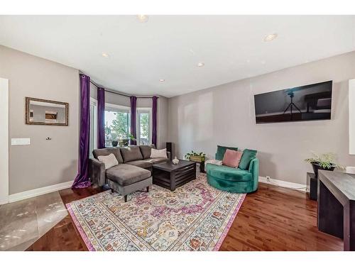 458 20 Avenue Nw, Calgary, AB - Indoor Photo Showing Living Room