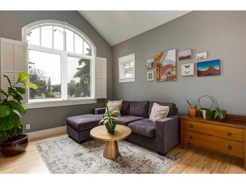 2022 7 Avenue Nw, Calgary, AB - Indoor Photo Showing Living Room