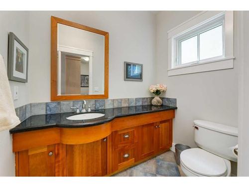 2022 7 Avenue Nw, Calgary, AB - Indoor Photo Showing Bathroom