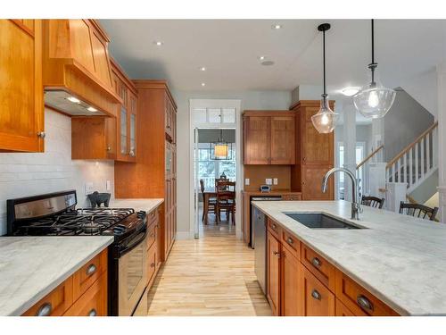 2022 7 Avenue Nw, Calgary, AB - Indoor Photo Showing Kitchen With Upgraded Kitchen