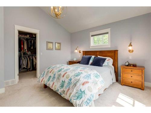 2022 7 Avenue Nw, Calgary, AB - Indoor Photo Showing Bedroom