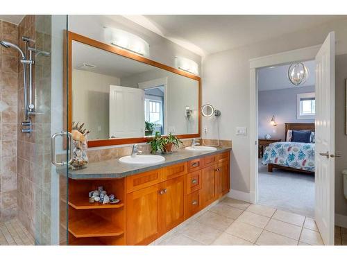 2022 7 Avenue Nw, Calgary, AB - Indoor Photo Showing Bathroom