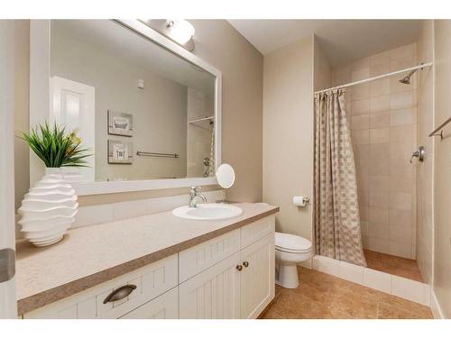 2022 7 Avenue Nw, Calgary, AB - Indoor Photo Showing Bathroom