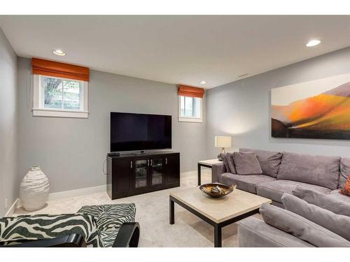 2022 7 Avenue Nw, Calgary, AB - Indoor Photo Showing Living Room