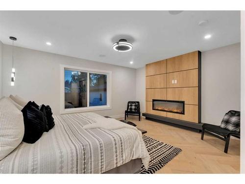 3723 Logan Crescent Sw, Calgary, AB - Indoor Photo Showing Bedroom