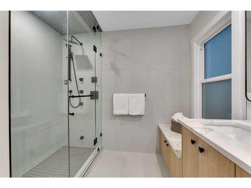 3723 Logan Crescent Sw, Calgary, AB - Indoor Photo Showing Bathroom