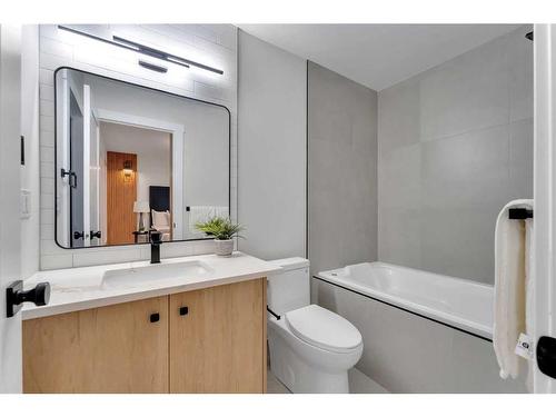 3723 Logan Crescent Sw, Calgary, AB - Indoor Photo Showing Bathroom