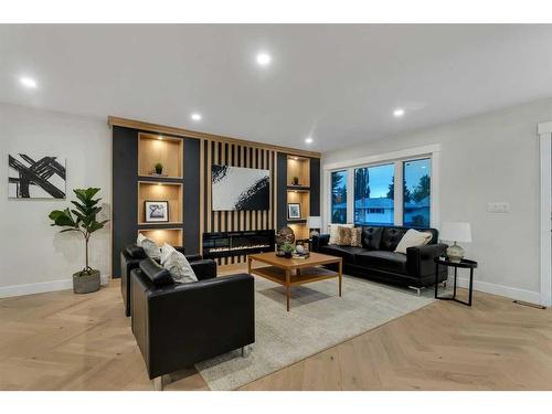 3723 Logan Crescent Sw, Calgary, AB - Indoor Photo Showing Living Room