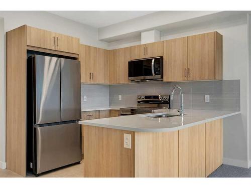 418-125 Wolf Hollow Crescent Se, Calgary, AB - Indoor Photo Showing Kitchen