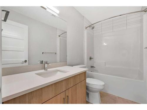 418-125 Wolf Hollow Crescent Se, Calgary, AB - Indoor Photo Showing Bathroom