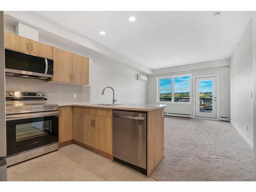 418-125 Wolf Hollow Crescent Se, Calgary, AB - Indoor Photo Showing Kitchen