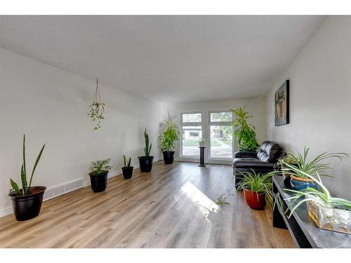 127 Midglen Place Se, Calgary, AB - Indoor Photo Showing Living Room