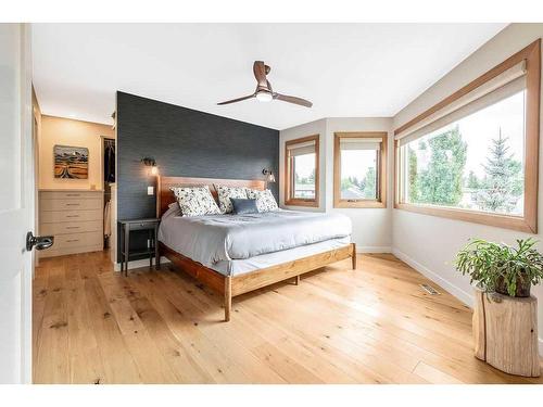 184 Scenic Hill Close Nw, Calgary, AB - Indoor Photo Showing Bedroom