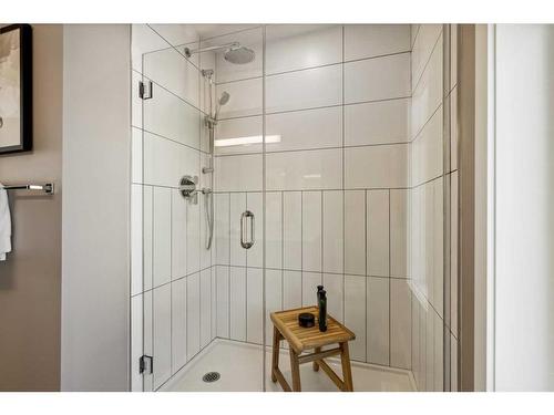 3957 Quesnay Wood Drive Sw, Calgary, AB - Indoor Photo Showing Bathroom