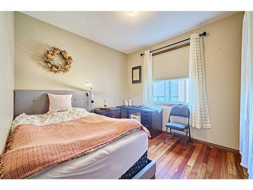 26 Quarry Point Se, Calgary, AB - Indoor Photo Showing Bedroom